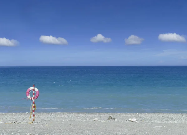 Hermosa playa con bonitos coluds de arena bule cielo, Taiwán — Foto de Stock