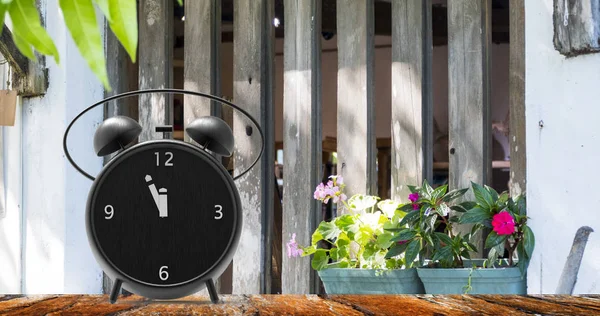 Ρολόι-ξυπνητήρι με λίγα λεπτά έως δώδεκα η ώρα — Φωτογραφία Αρχείου
