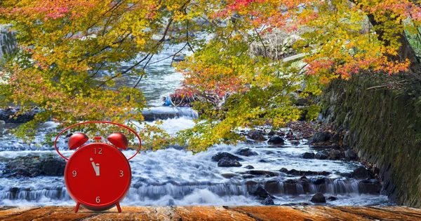 Väckarklocka med lite minuter till klockan tolv — Stockfoto