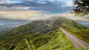 gündoğumu vakit geçirmek güzel yumuşak bulutlu gökyüzü altında yolu