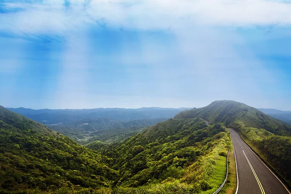 Dağ yolu ve mavi gökyüzü ve güzel ışık