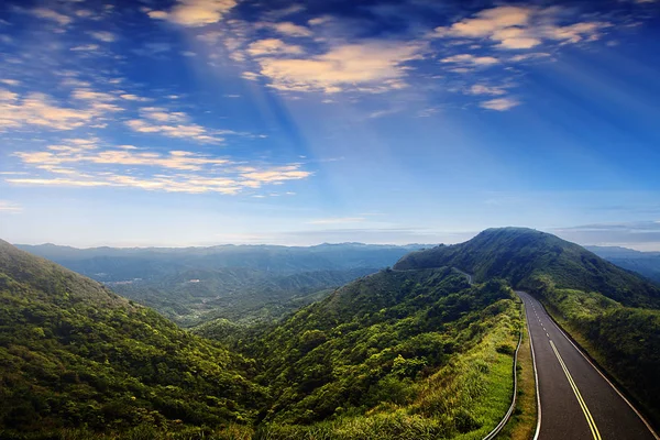 Camino de montaña y cielo azul y buena luz — Foto de Stock