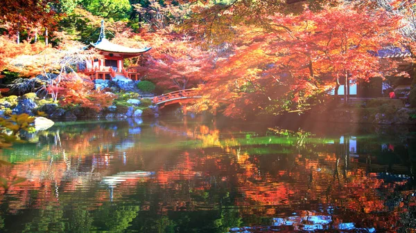 Храм Дайго-дзи с красочными кленовыми деревьями осенью, Киото, Япа — стоковое фото