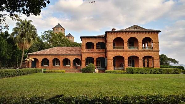 Personas no identificadas visitan Antigua Residencia del Consulado Británico Tam — Foto de Stock