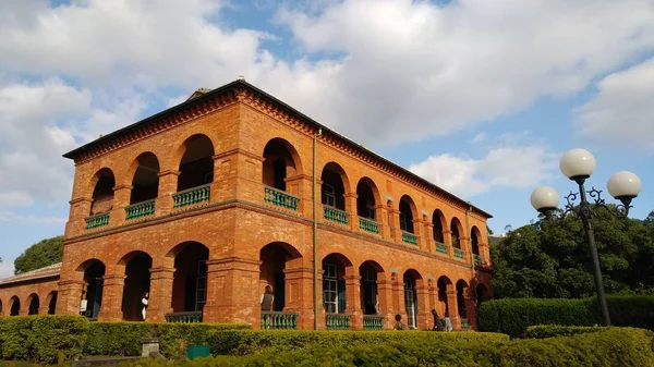 Eski İngiliz Konsolosluğu Residence Tam kimliği belirsiz kişi ziyaret