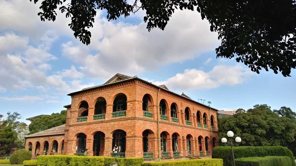 Eski İngiliz Konsolosluğu Residence Tam kimliği belirsiz kişi ziyaret