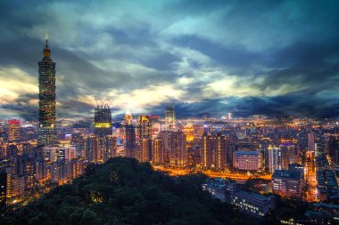 Renk cityscape gökdelen ve Binalar içinde mavi gökyüzü altında 