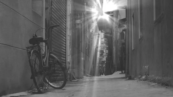 Bir sokak nice ışıkla altında gün batımında Bisiklete binme — Stok fotoğraf