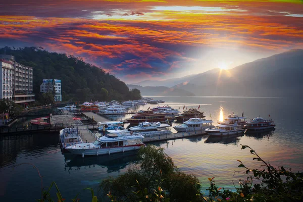 Barcos de estacionamento no cais em Sun Moon Lake Taiwan — Fotografia de Stock