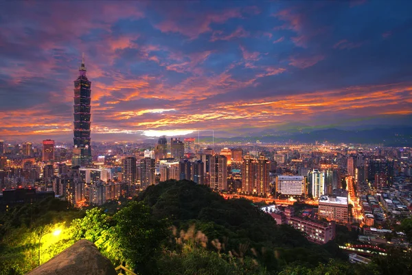 Taipei 101 alacakaranlık Xinyi ilçe üzerinde kuleleri