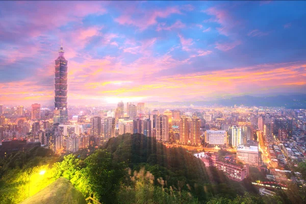 Ταϊπέι 101 υψώνεται πάνω από την περιοχή Xinyi στο λυκόφως — Φωτογραφία Αρχείου
