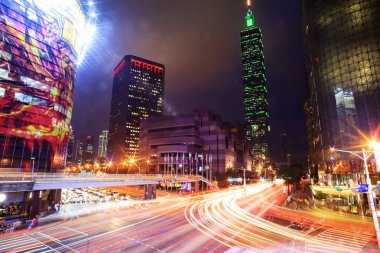 araç trafik çizgi arasında yoğun bir Bilgisayar'a gelen ışık yollar