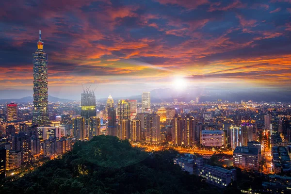 Taipei 101 torens over de wijk Xinyi in schemerlicht — Stockfoto