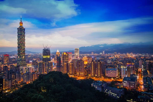 Taipei 101 überragt den Bezirk Xinyi in der Dämmerung — Stockfoto