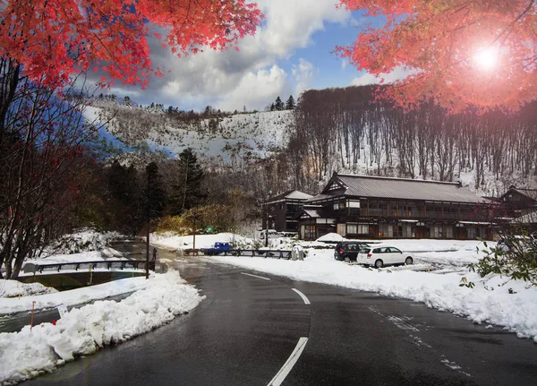 Όμορφο δρόμο, στο βουνό με ωραία θέα του χιονιού άνοιξη — Φωτογραφία Αρχείου