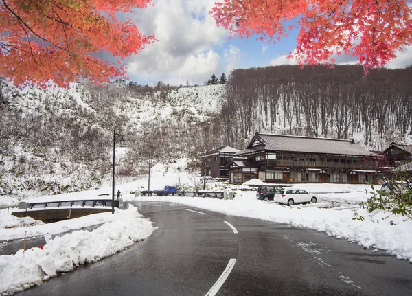 Estrada bonita na montanha com vista agradável da neve na primavera — Fotografia de Stock
