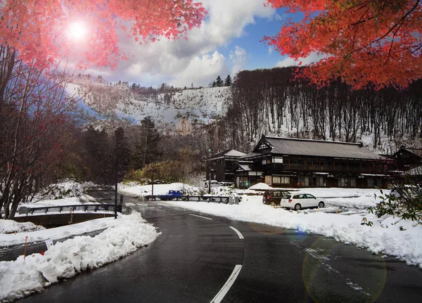 Estrada bonita na montanha com vista agradável da neve na primavera — Fotografia de Stock