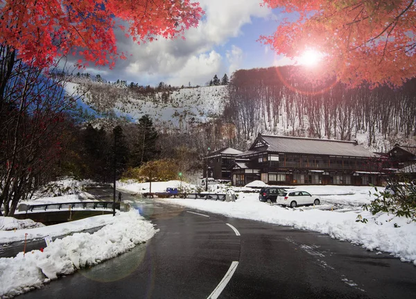 Estrada bonita na montanha com vista agradável da neve na primavera — Fotografia de Stock