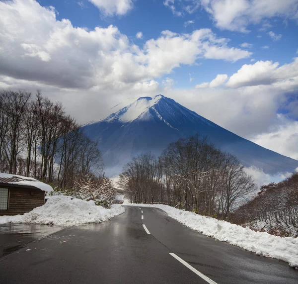 Beautiful road in mountain with nice view of snow in Spring — Stock Photo, Image