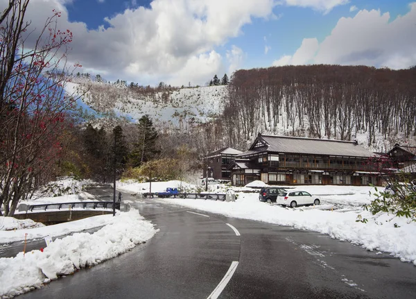 Estrada bonita na montanha com vista agradável da neve na primavera — Fotografia de Stock