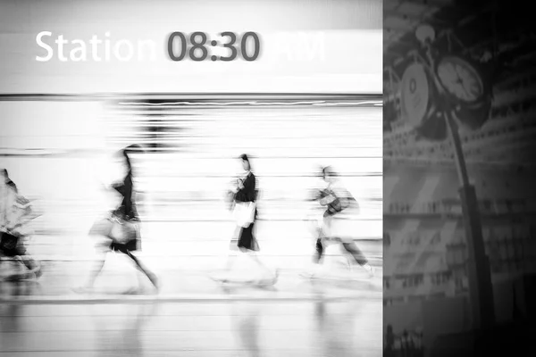 Immagine offuscata di asiatici nella stazione di tempo di punta per trai — Foto Stock