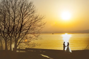 Düğün çifti kumsalda, Japonya evlendim. Ceremon düğün