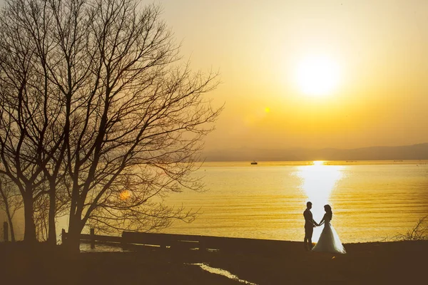 La pareja de casados acaba de casarse en la playa, Japón. Ceremonia de boda — Foto de Stock