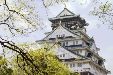 Manzaralı bir mavi sk ile gündüz sırasında Osaka Kalesi