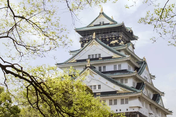 青い sk に昼間の間に大阪城の風景を見る — ストック写真