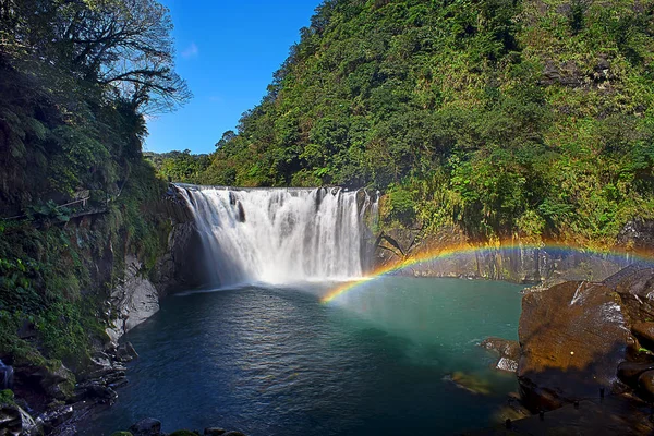 Hermosa cascada en la cascada de Shifen, Taiwán, larga exposición —  Fotos de Stock