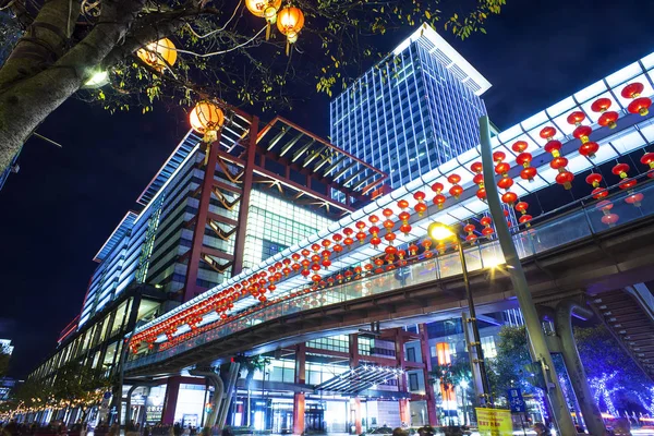 Taipei, Taiwán horizonte de la noche con el tráfico havey —  Fotos de Stock