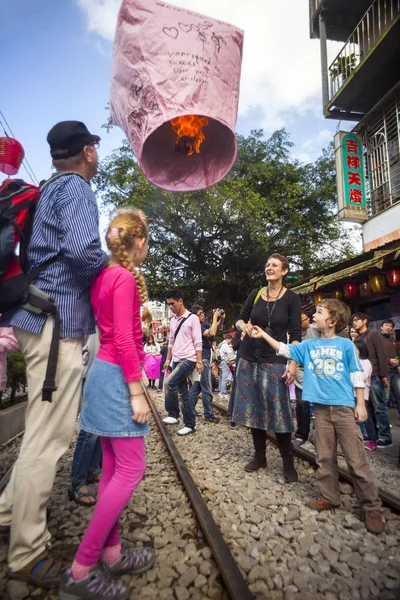 Tourists Launching Sky Lantern Along Railway Next to Shifen Trai — Stock Photo, Image