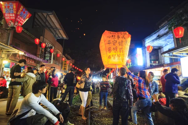 游客在 Shifen 火车旁边的铁路上发射天花灯 — 图库照片