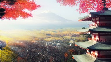 Kırmızı akçaağaç yapraklı Chureito Pagoda Tapınağı