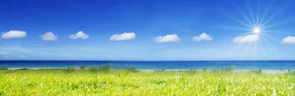 Bel endroit de plage avec ciel bleu et nuage blanc — Photo