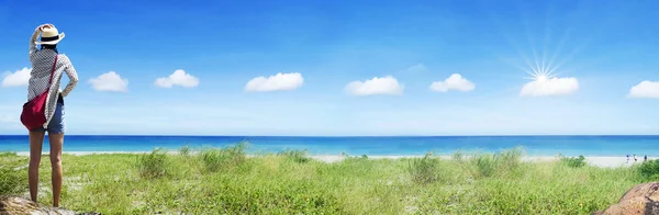 Bonito lugar de playa con cielo azul y nube blanca — Foto de Stock