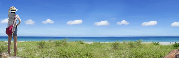 Agradável lugar de praia com céu azul e nuvem branca — Fotografia de Stock