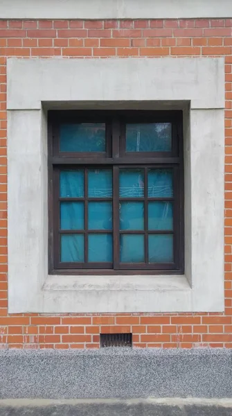 老房子旧的窗户旧颜色 — 图库照片