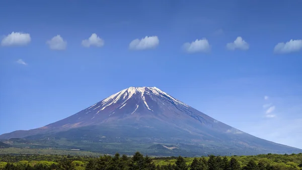 Montanha agradável com alinhar nuvens com agradável árvore azul e verde — Fotografia de Stock