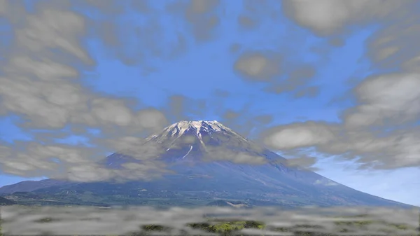 Mavi gökyüzü ve dağla güzel ışıklandırmanın 3D görüntüsü — Stok fotoğraf
