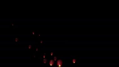Gece gökyüzünde arka planda kağıt fenerler yanıyor.