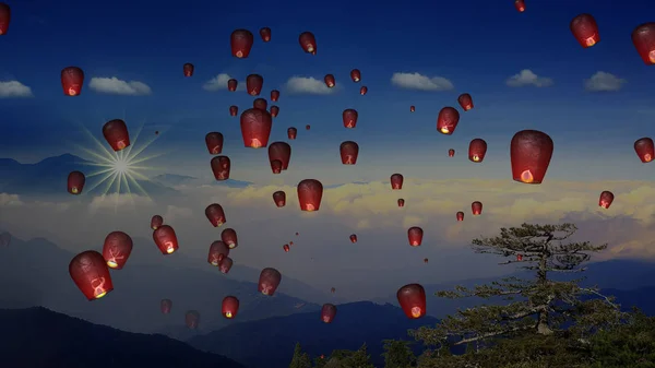 Fuoco lanterne di carta nel cielo notturno con bello sfondo — Foto Stock