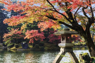 Kanazawa, Ishikawa, Japonya Kenrokuen Bahçeleri 'nde sonbahar sezonu