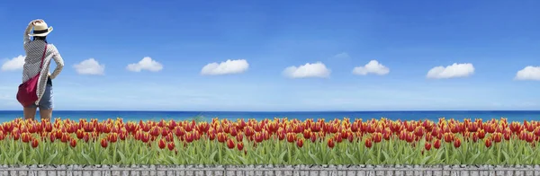 郁金香田的3D渲染与海景 明亮的天空 — 图库照片
