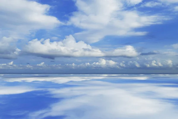 Piękne Niebo Morze Ładnym Odbiciem — Zdjęcie stockowe