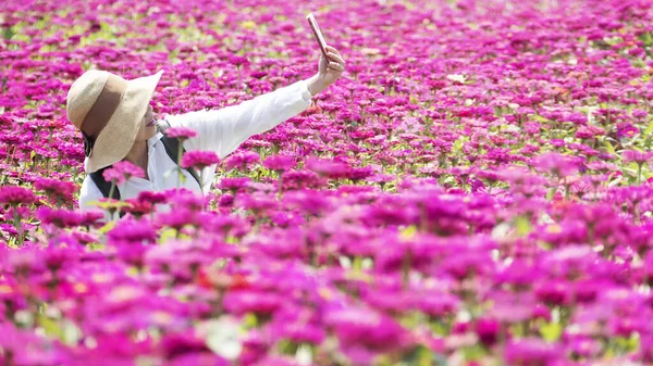 Traveler Tourism Asian Women Standing Holding Camera Take Photo Flower — Stock Photo, Image