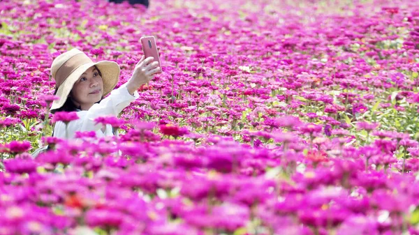 Viajante Turismo Mulheres Asiáticas Segurando Câmera Tirar Uma Flor Foto — Fotografia de Stock
