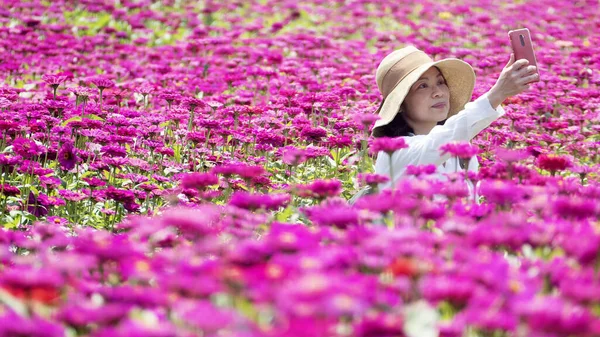 Путешественница Туризм Азиатских Женщин Стоящих Держащих Камеру Взять Фото Цветок — стоковое фото