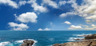 Gün batımında Stone Beach 'teki Kayalıklar. Güzel sakin deniz manzarası