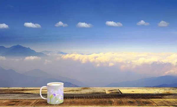 Weergave Van Irisbloem Koffiekop Met Mooi Uitzicht — Stockfoto